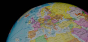 Az Országgyűlés előtt a globális minimum-adószintet biztosító törvényjavaslat