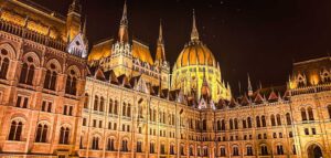 Az őszi adócsomag első része a parlament előtt: visszatér a reklámadó?